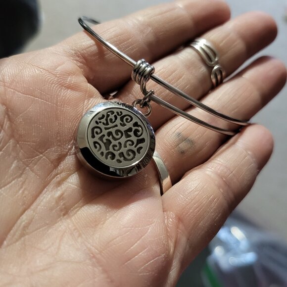 STAINLESS STEEL AROMATHERAPY ESSENTIAL OIL BANGLE BRACELET - Picture 3 of 4